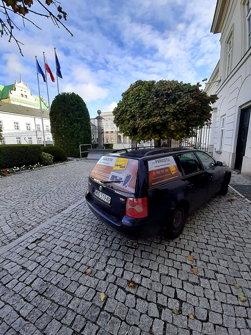 Samochód serwisowy ABC Parkietu przy obiekcie rządowym w Warszawie